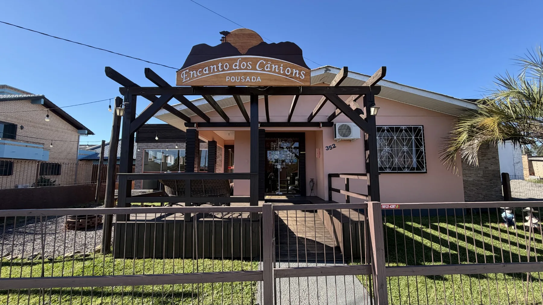 Fachada da Pousada Encanto dos Cânions no centro de Cambará do Sul