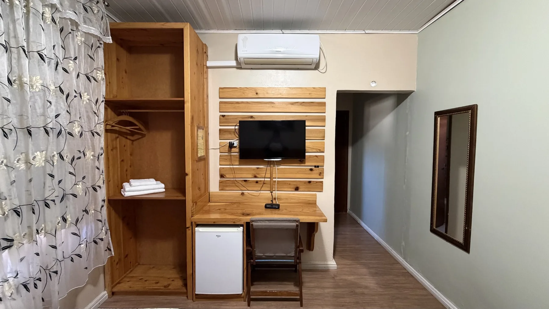 Quarto com TV, frigobar e ar-condicionado