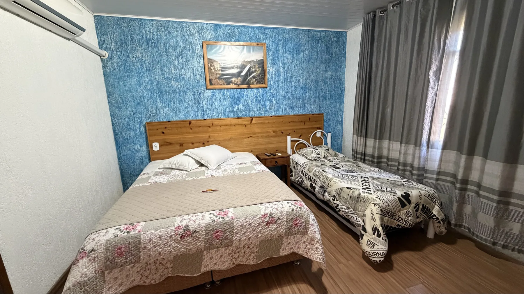 Quarto família com cama de casal e cama de solteiro na Pousada Encanto dos Cânions