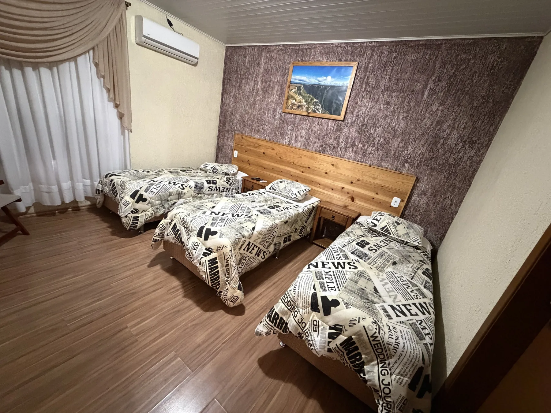 Quarto triplo climatizado da Pousada Encanto dos Cânions em Cambará do Sul