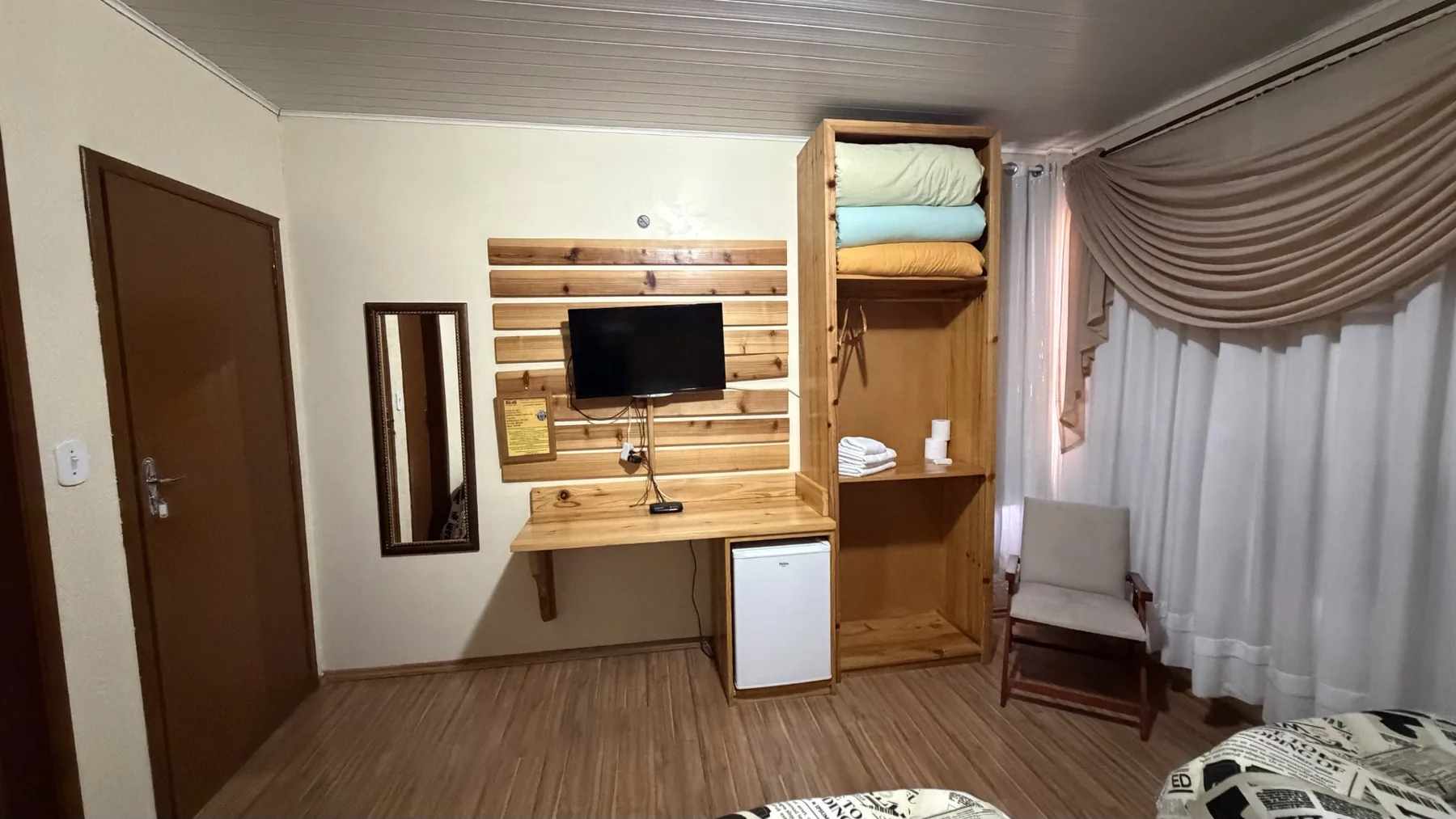 Quarto triplo com TV e frigobar