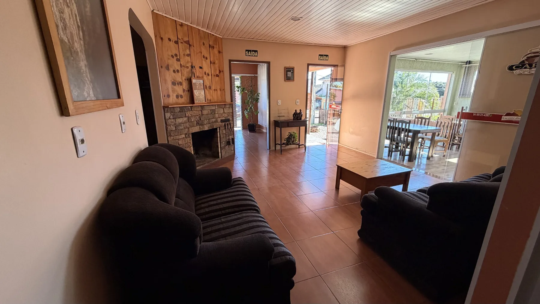 Sala de estar com lareira da Pousada Encanto dos Cânions